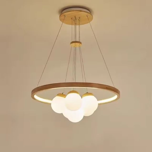Suspension en bois avec cercle LED et globes en verre blanc dépoli, design moderne idéal pour un éclairage chaleureux et élégant.
