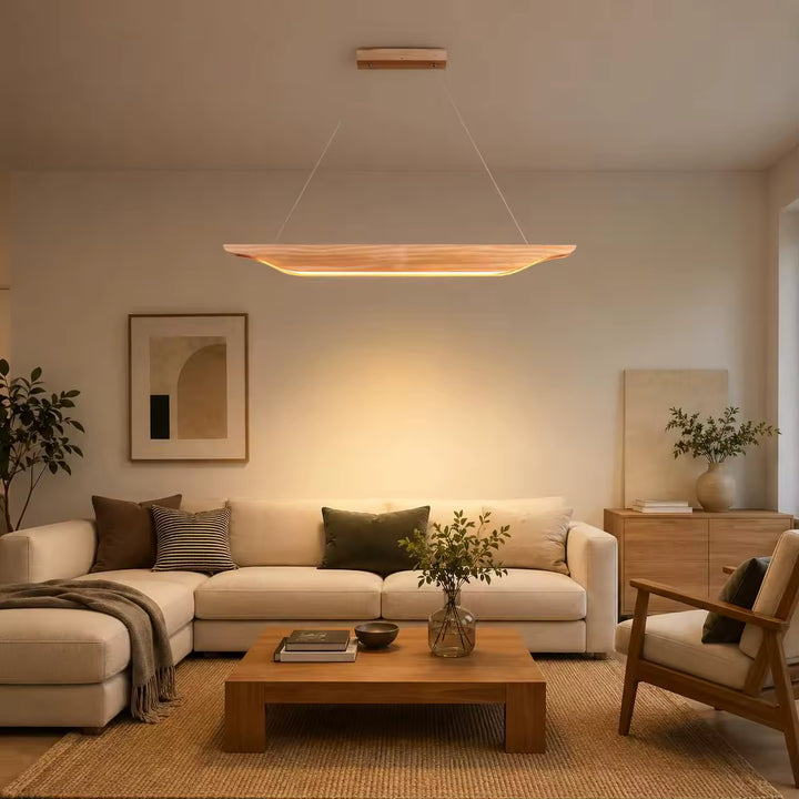 Dans un salon chaleureux, suspension en bois aux lignes incurvées et éclairage LED doux, au style japandi et organique.