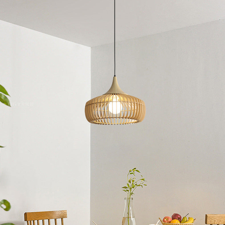 Élégante suspension en bois ajouré installée dans un espace de vie lumineux et naturel.