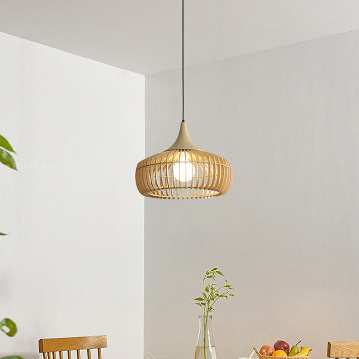 Élégante suspension en bois ajouré installée dans un espace de vie lumineux et naturel.
