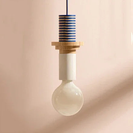 Suspension lumineuse en bois coloré avec détails texturés et cylindriques au look contemporain.