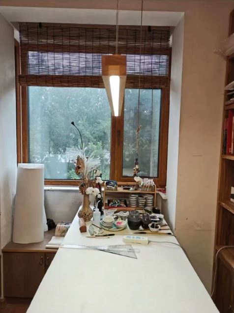 Suspension conique en bois avec LED intégrée, luminaire japandi au design épuré idéal pour un bureau ou un atelier créatif.