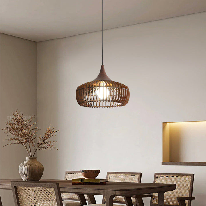 Suspension en bois naturel suspendue au-dessus d'une grande table à manger de style contemporain.