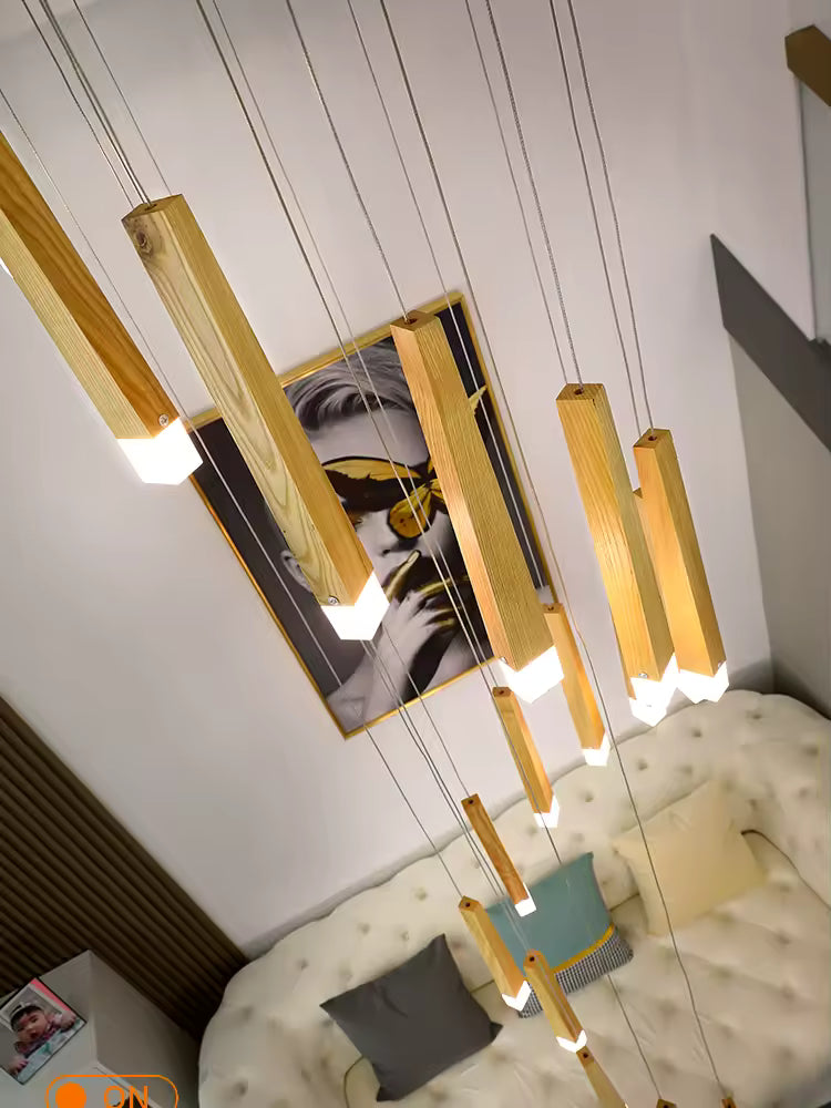 Suspension en bois au design contemporain composée de tiges lumineuses verticales pour une ambiance chaleureuse