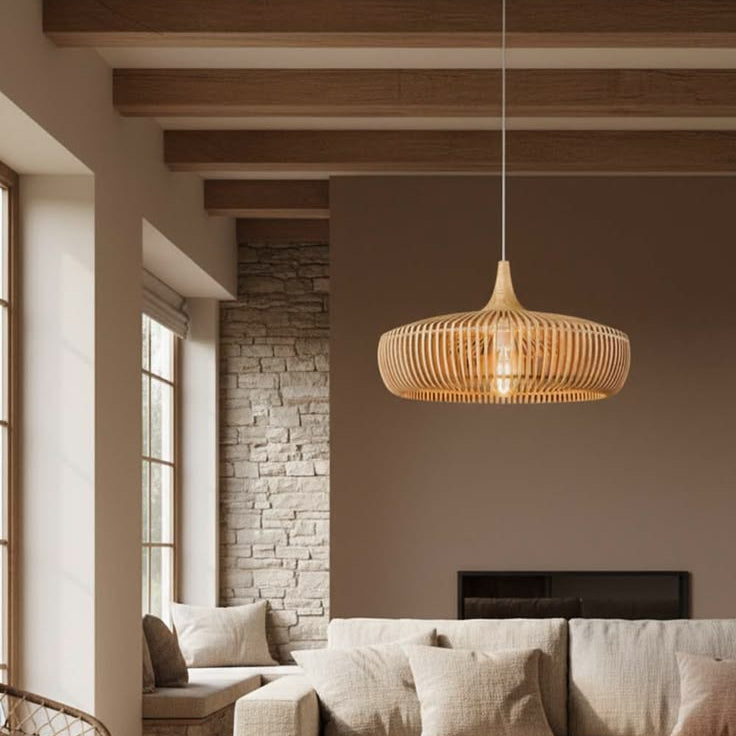 Suspension en bois clair apportant une touche japandi à un salon spacieux et lumineux.