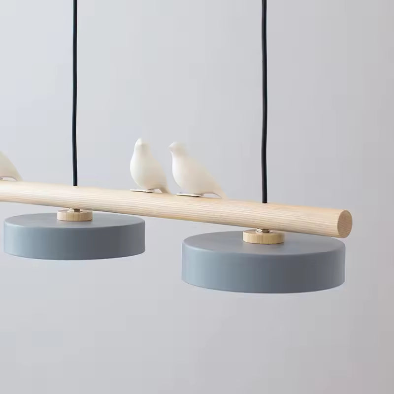 Entre bois clair et disques gris, les oiseaux blancs donnent à cette suspension un esprit nordique et décoratif