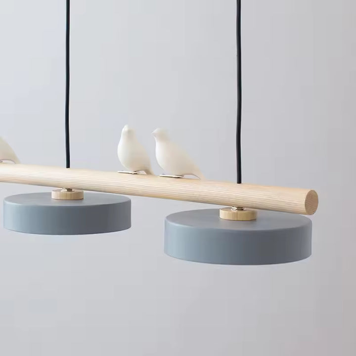 Entre bois clair et disques gris, les oiseaux blancs donnent à cette suspension un esprit nordique et décoratif