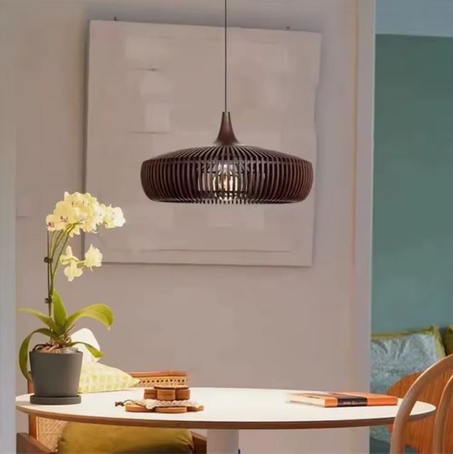Suspension en bois foncé ajourée au style japandi et contemporain, idéale pour une salle à manger chaleureuse