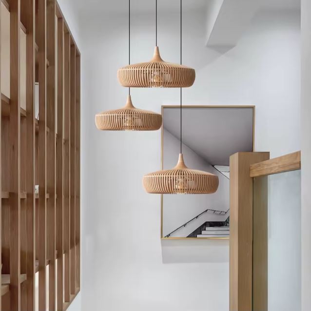 Composition de suspensions en bois ajourées au style japandi et scandinave, idéale pour une cage d'escalier design.