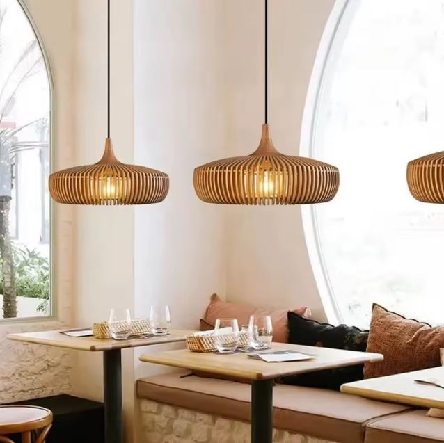 Suspensions en bois ajourées au style japandi, scandinave et naturel au-dessus de tables dans un intérieur chaleureux
