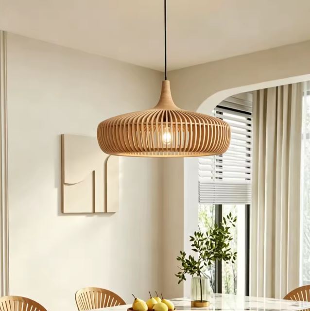 Suspension en bois ajourée au design japandi et scandinave, idéale pour une salle à manger à l'esprit naturel