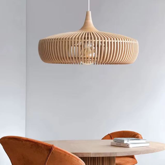 Suspension en bois ajourée au style japandi et organique, idéale au-dessus d'une table ronde dans un intérieur épuré