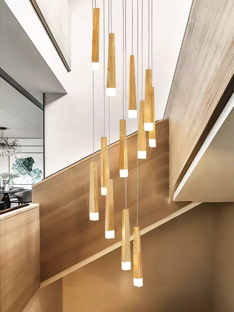 Suspension en bois style Japandi à tiges lumineuses en cascade, mise en scène dans un intérieur à grande hauteur