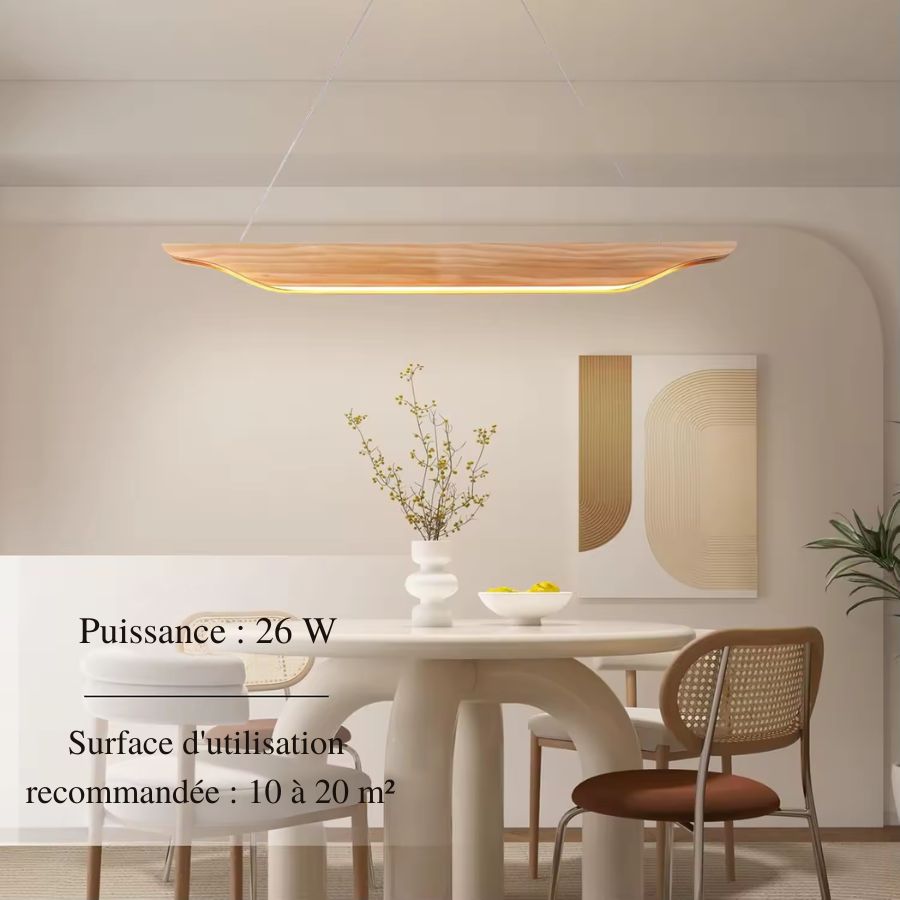 Suspension en bois clair aux lignes organiques et LED de 26 W, surplombant une table ronde dans une salle à manger épurée.