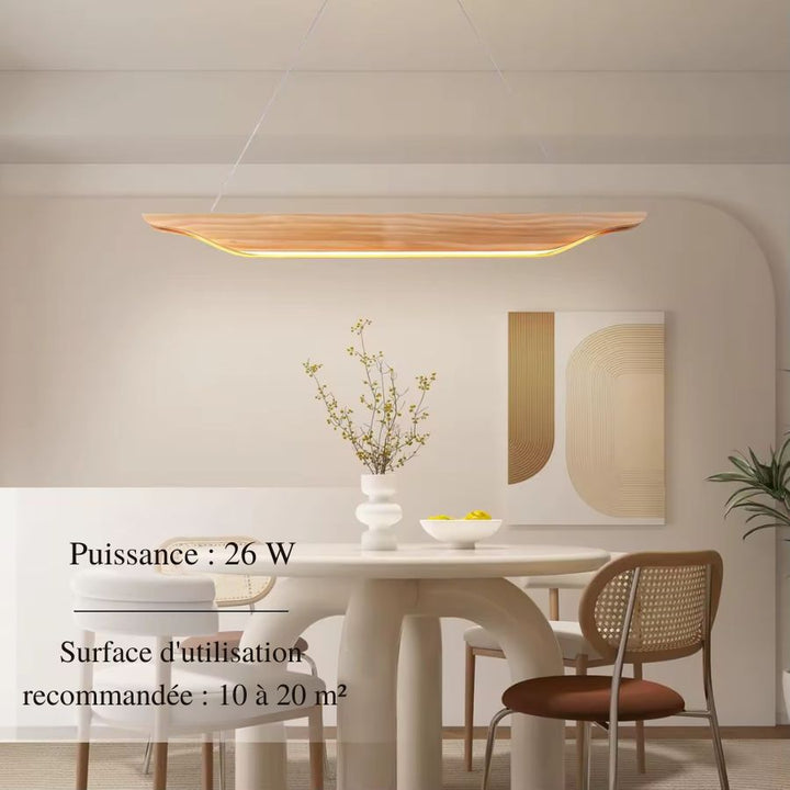 Suspension en bois clair aux lignes organiques et LED de 26 W, surplombant une table ronde dans une salle à manger épurée.