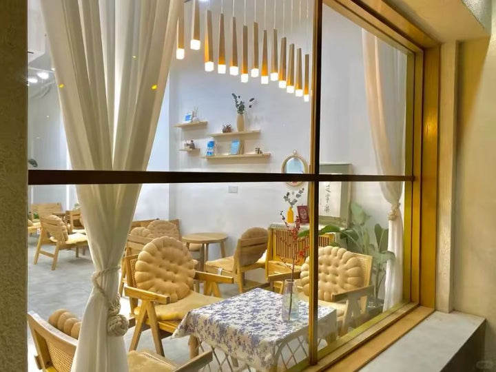 Suspension linéaire en bois avec LED, au style japandi et chaleureux dans un intérieur raffiné.