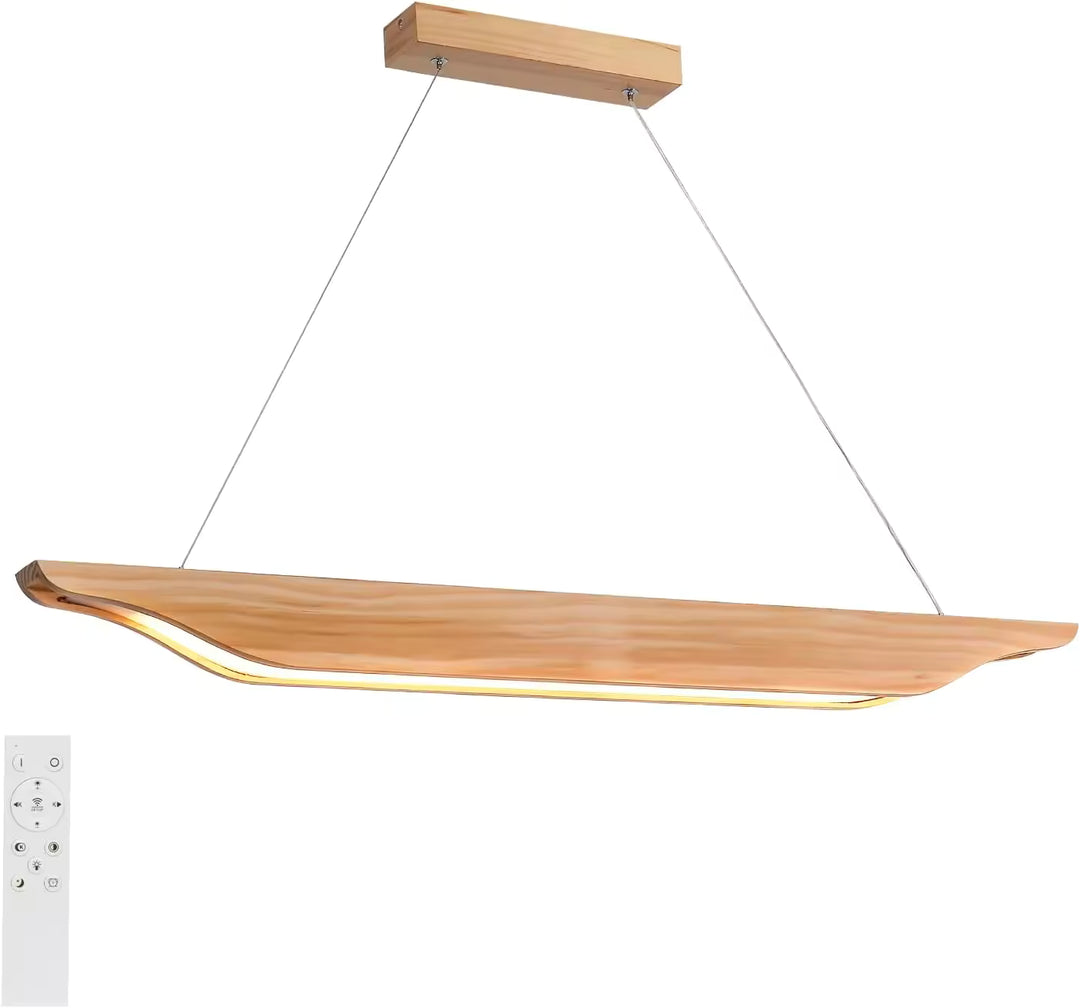 Vue d'une suspension en bois naturel au design sculptural incurvé, avec bande LED intégrée et télécommande.