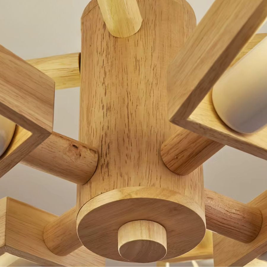 Détail de la structure en bois naturel d’une suspension géométrique, révélant ses assemblages et finitions épurées