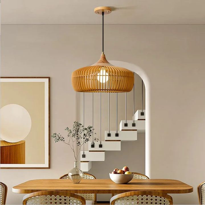Grande suspension en bois ajouré au-dessus d'une table à manger en bois dans un intérieur moderne.