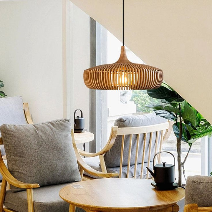 Lampe suspendue en bois dans un salon accueillant au mobilier en bois et rotin.