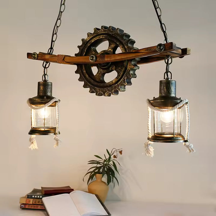Suspension en bois à roue dentée et lanternes en verre, au style rustique industriel inspiré des anciens ateliers