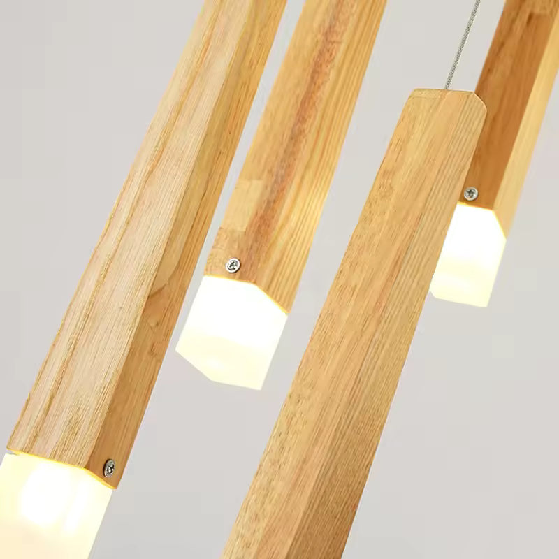 Détail des tiges en bois naturel d’une suspension design, avec diffuseurs lumineux au style épuré et chaleureux