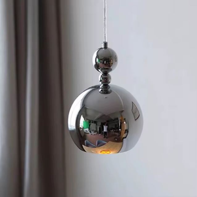 Suspension boule argentée avec finition brillante, idéale pour un intérieur moderne et élégant.