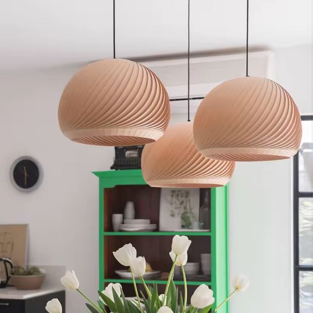 Suspension boule en bois avec design moderne, idéale pour apporter une touche naturelle et lumineuse à votre intérieur contemporain.