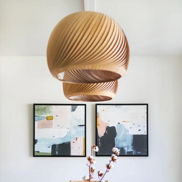 Suspension boule bois au design contemporain, idéale pour illuminer un intérieur avec une touche naturelle et moderne.