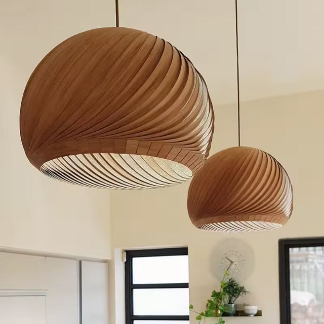 Suspension boule en bois naturelle, design sculpté moderne avec des lignes élégantes, parfaite pour apporter une touche chaleureuse à votre intérieur.