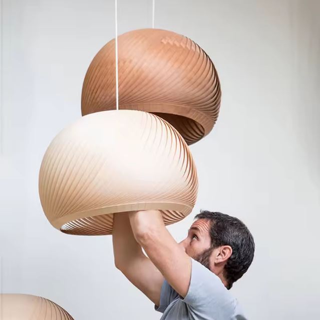 Installation de suspension boule en bois, design naturel et élégant pour une décoration moderne et chaleureuse.