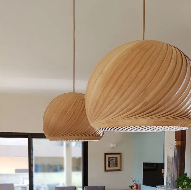 Suspension boule bois moderne, une lumière chaleureuse et élégante pour votre salle à manger avec un design épuré.