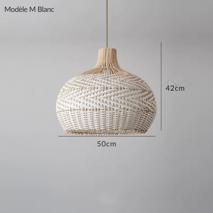 Suspension boule en rotin blanc naturel au diamètre de 50 cm, un éclairage doux pour une ambiance chaleureuse.