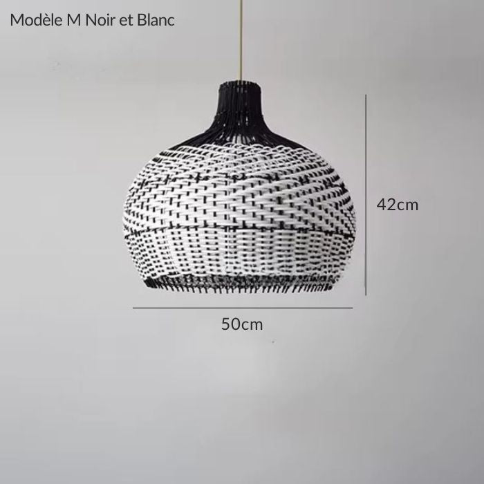 Suspension boule en rotin noir et blanc au diamètre de 50 cm, présentant un design moderne et artisanal pour une décoration élégante.