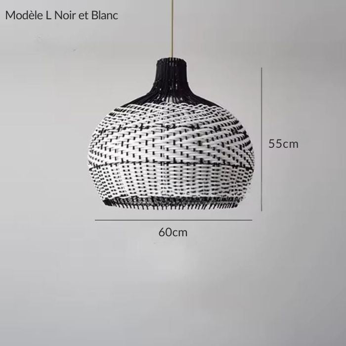 Suspension boule en rotin noir et blanc au diamètre de 60 cm, idéale pour un intérieur raffiné et tendance.