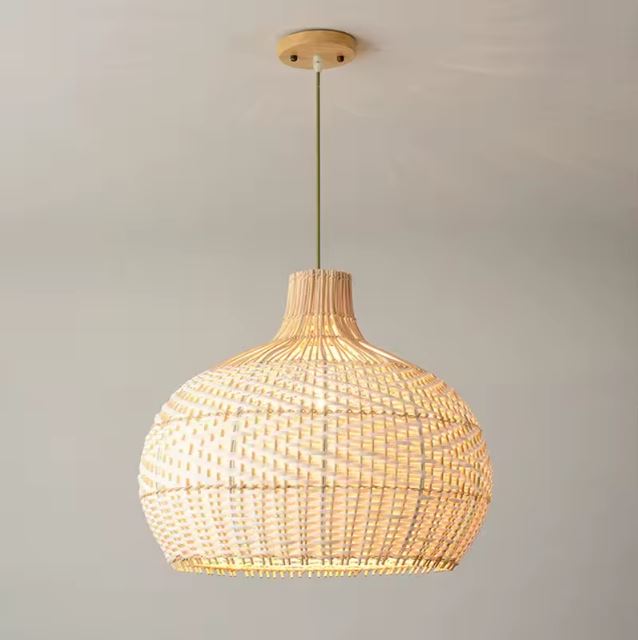 Suspension boule en rotin avec tressage fin et artisanal, parfaite pour une décoration épurée et lumineuse.