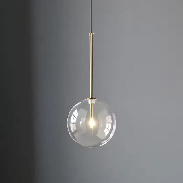 Suspension élégante avec boule en verre transparent et support doré, idéale pour ajouter une touche moderne à votre intérieur.