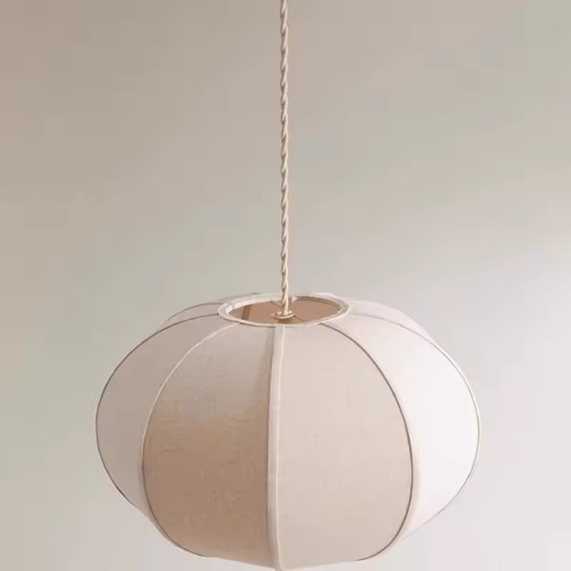 Suspension boule en lin beige à pétales galbés, au style naturel et doux dans un esprit japandi
