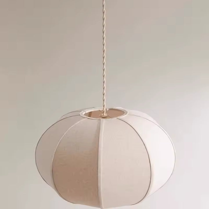 Suspension boule en lin beige à pétales galbés, au style naturel et doux dans un esprit japandi