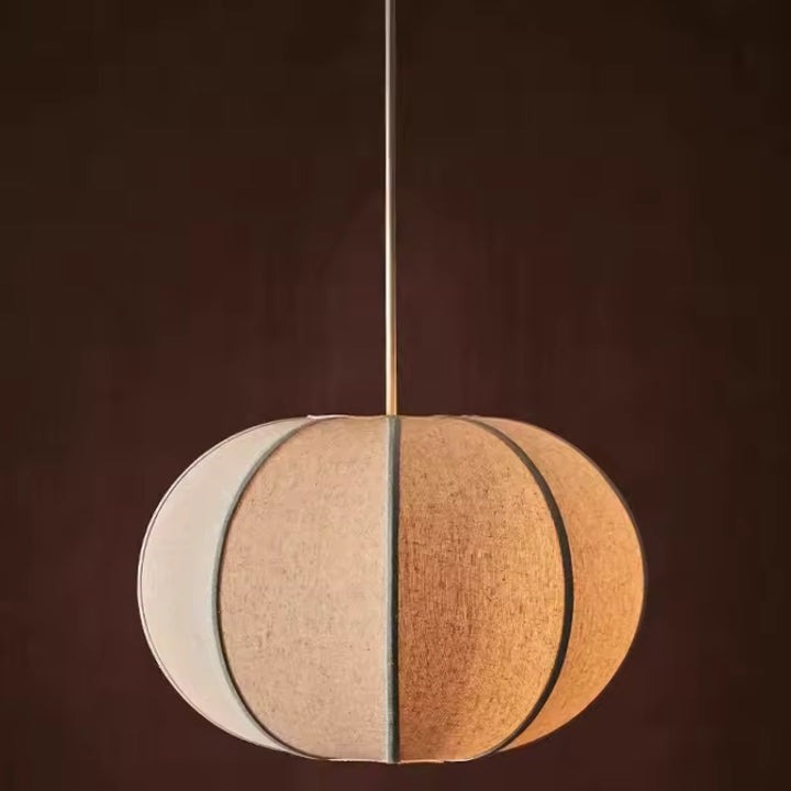 Suspension boule en lin naturel aux pétales arrondis, diffusant une lumière douce dans un esprit chaleureux