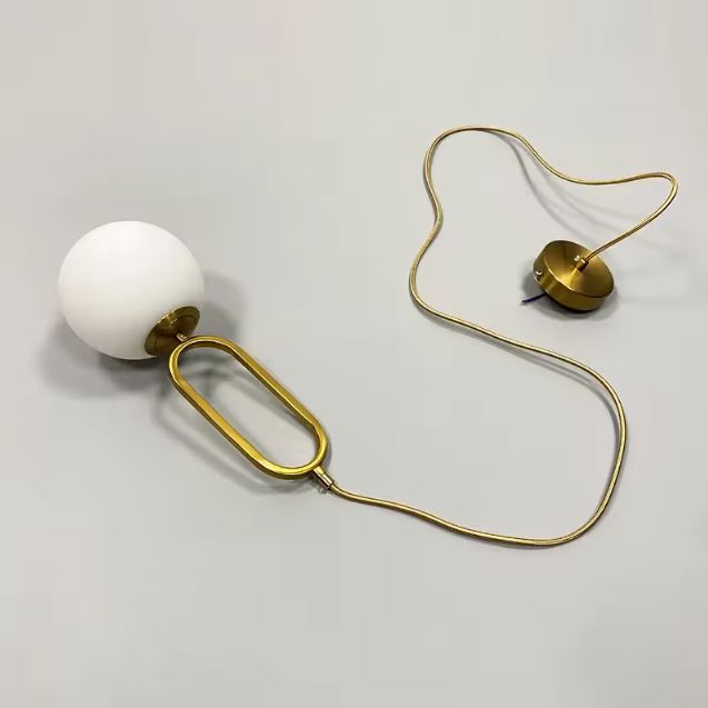 Suspension boule opaline et laiton, luminaire au charme vintage modernisé avec ligne fine graphique.
