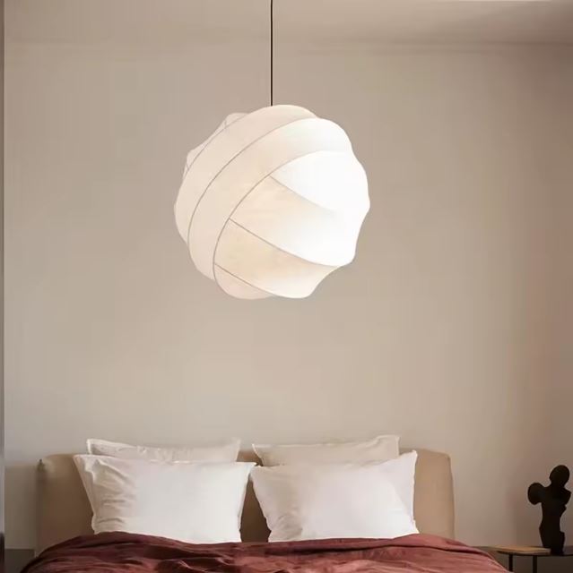 Suspension boule en tissu pour chambre à coucher, offrant un éclairage doux et élégant avec un design moderne et minimaliste.