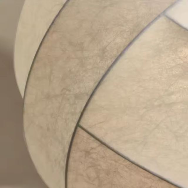 Zoom sur la texture du tissu de la suspension boule, offrant une finition douce et élégante pour une décoration intérieure raffinée.