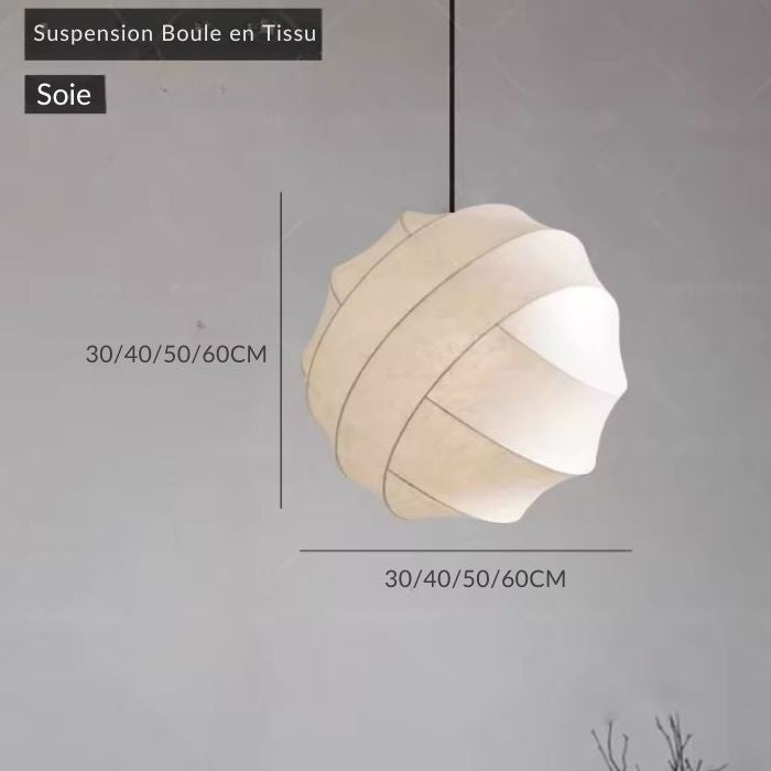 Suspension boule en tissu disponible en plusieurs dimensions, idéale pour ajouter une touche de douceur à votre décoration intérieure.