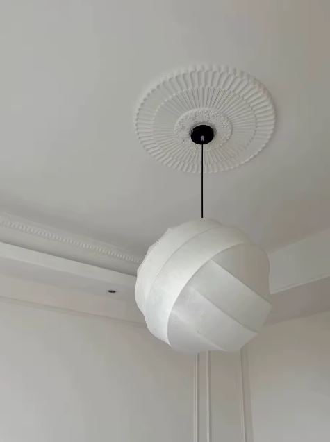 Suspension boule tissu japonais à la silhouette ondulée dans un intérieur d'inspiration wabi-sabi et minimaliste
