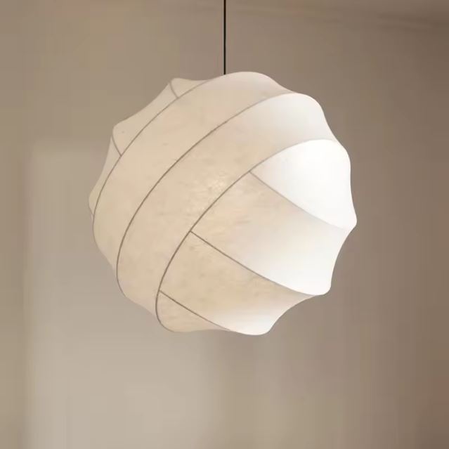 Suspension boule en tissu moderne avec un design élégant et minimaliste, idéale pour un éclairage doux dans un intérieur contemporain.