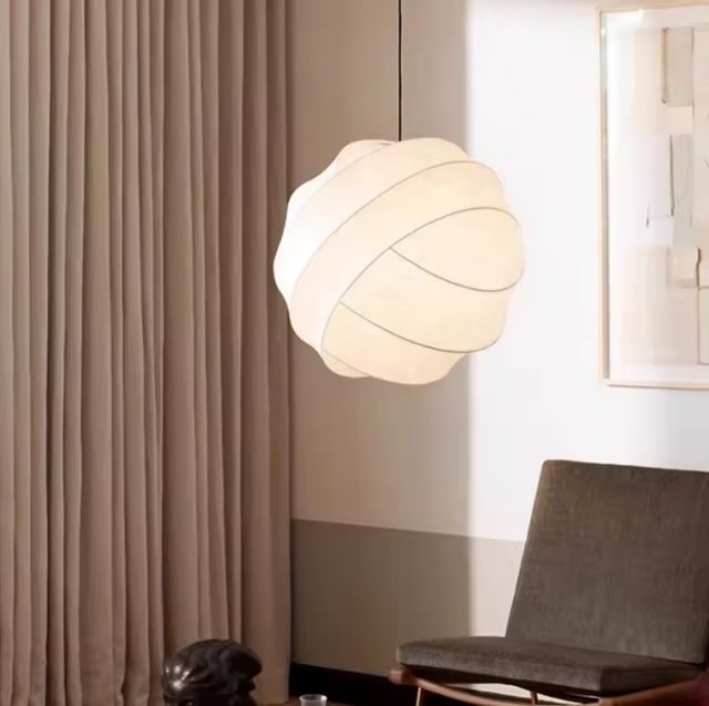 Suspension boule en tissu blanc, parfaite pour créer une ambiance élégante et douce dans un salon moderne.