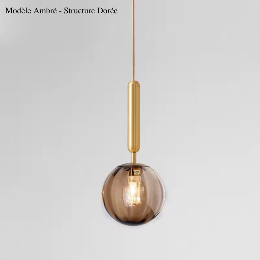 Suspension boule en verre ambré avec tige dorée, aux nuances chaleureuses inspirées du design vintage contemporain