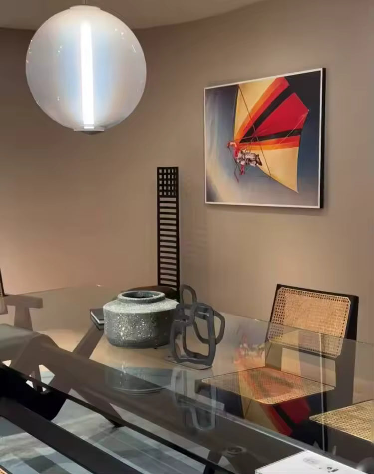 Grande lampe suspendue en verre blanc sphérique au style moderne, éclairée par une ligne LED verticale au-dessus de la table