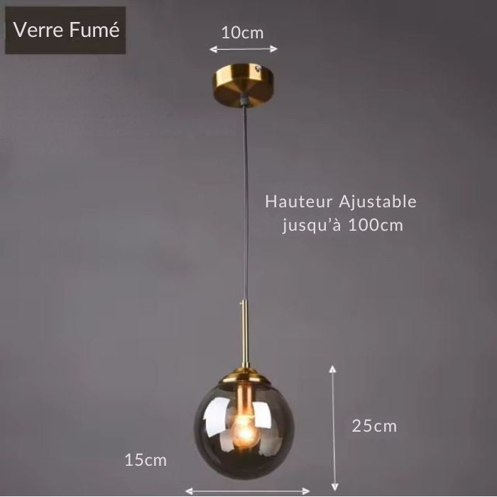 Suspension boule en verre fumé avec structure dorée, réglable en hauteur, ajoutant une touche moderne et élégante à votre décoration.